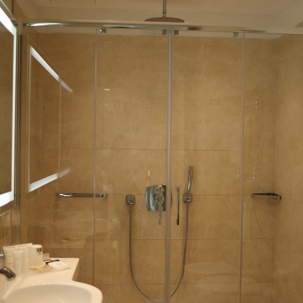 UNAHOTELS Century Milano bathroom shower box