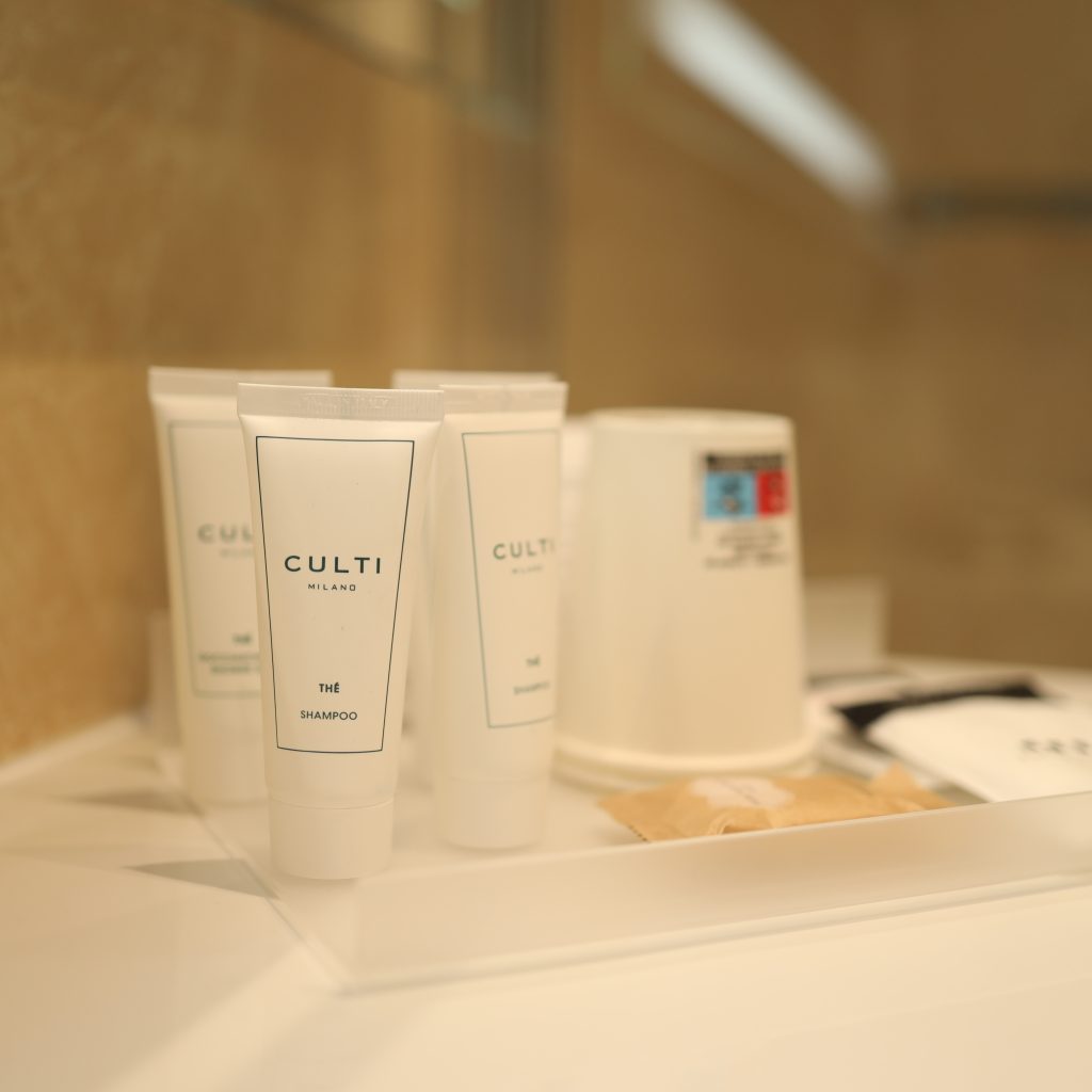 UNAHOTELS Century Milan Shampoo and shower gel set