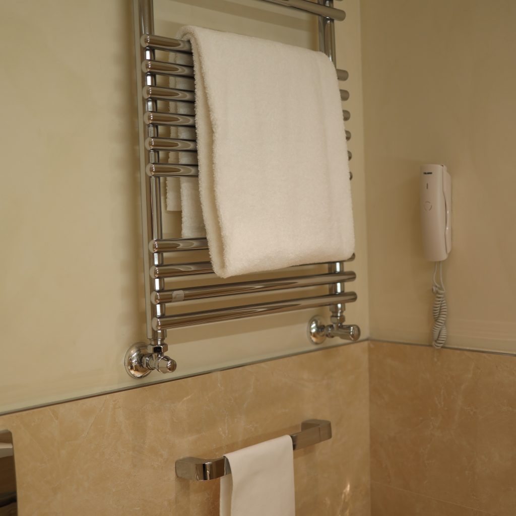 UNAHOTELS Century Milano bathroom towels rack