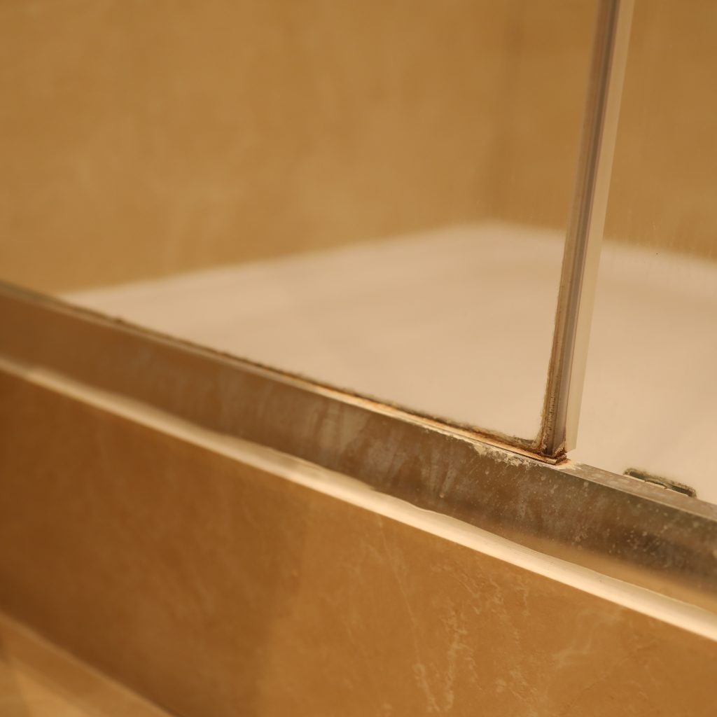 UNAHOTELS Century Milan bathroom shower box rust and scratches