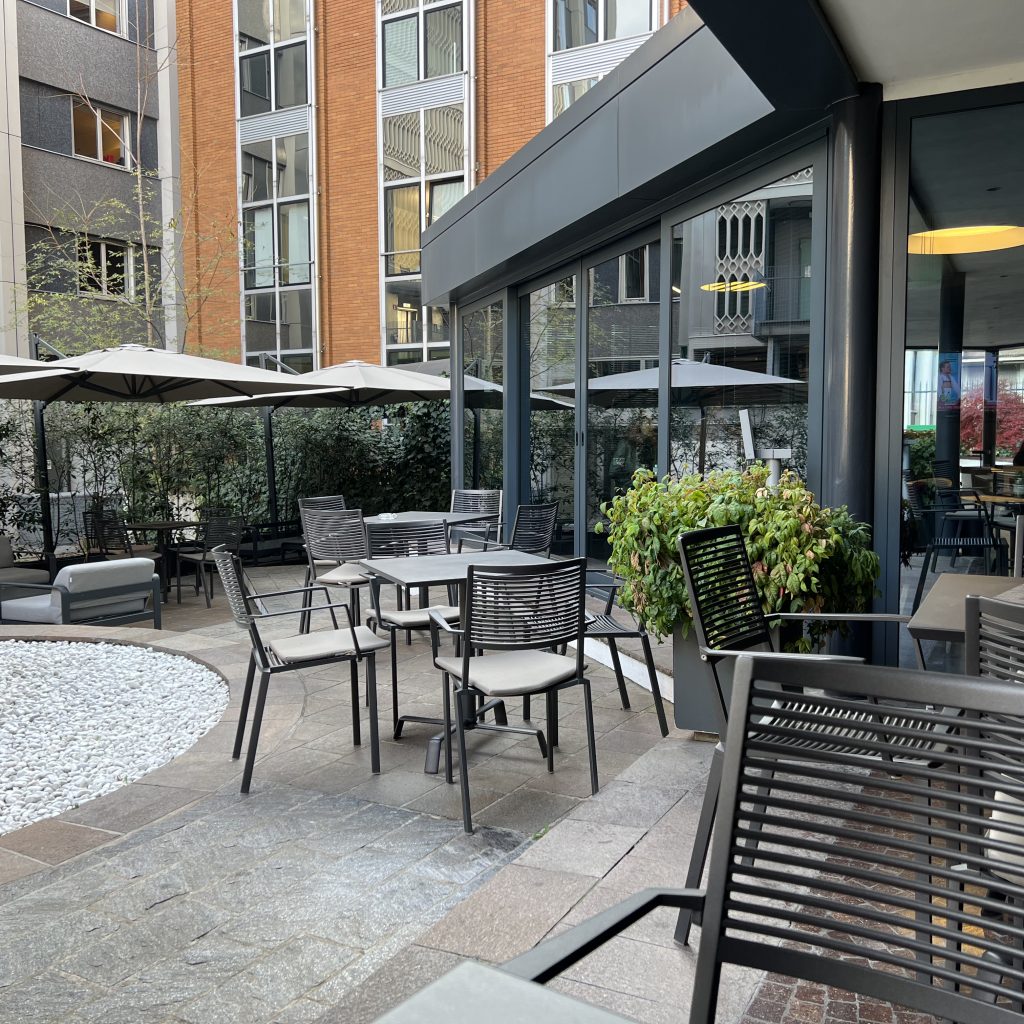 UNAHOTELS Century Milano nice outdoor patio