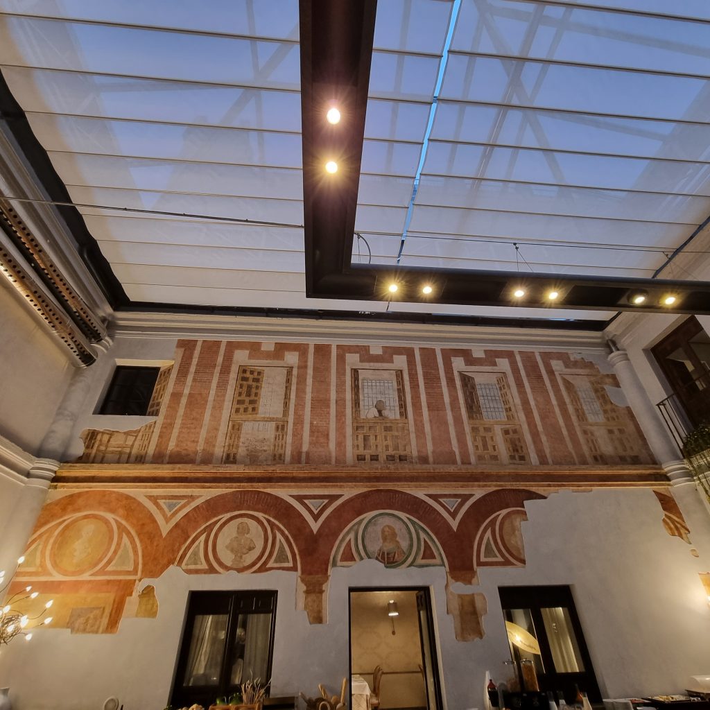 Hotel Hospes Palacio del Bailío breakfast area traditional ceiling 