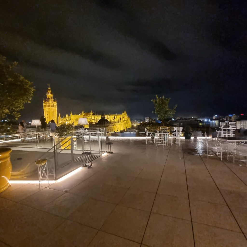 QUERENCIA DE SEVILLA hotel roof top bar amazing lightening at night