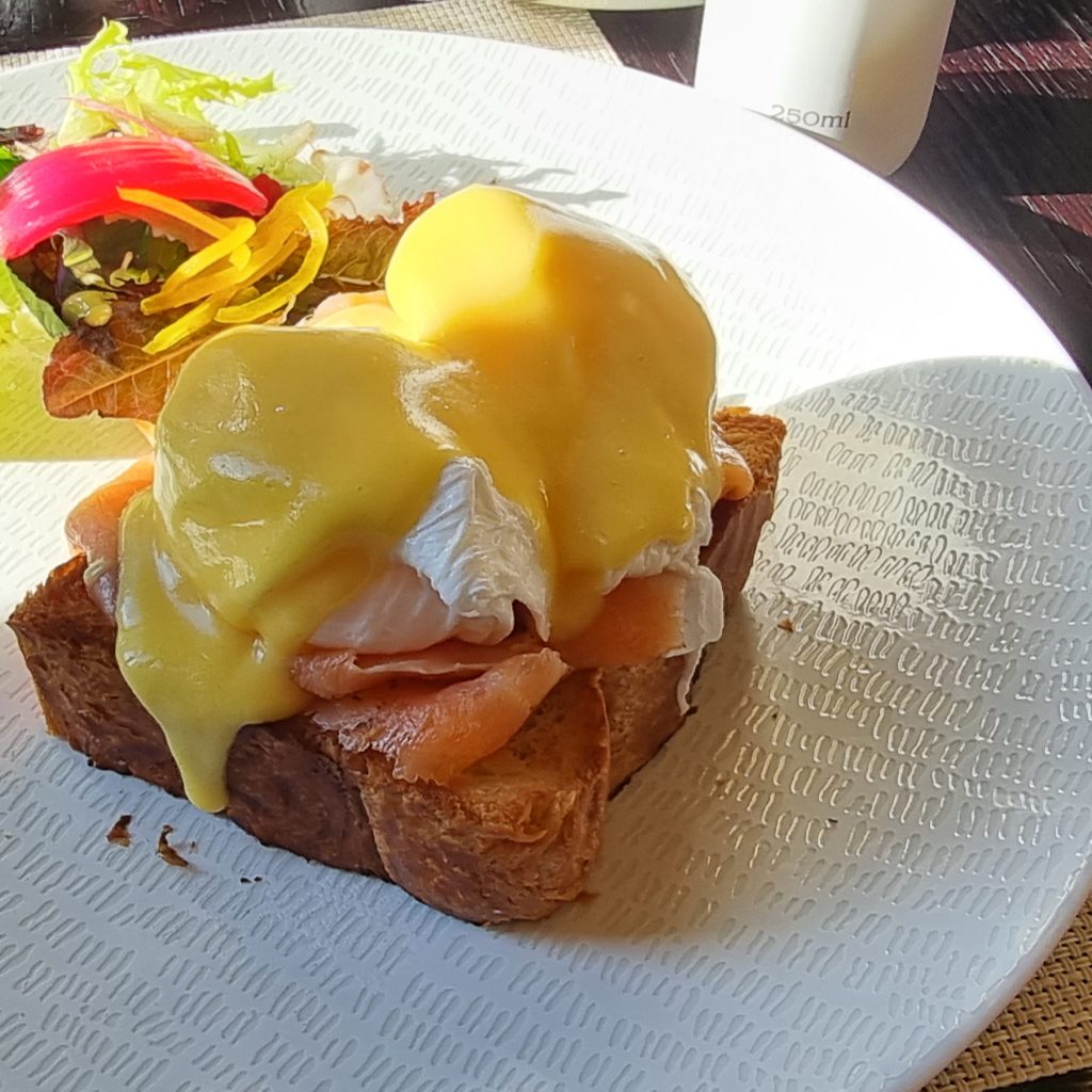 Eggs Benedict Excellence: Savor a classic breakfast favorite, Eggs Benedict, perfectly prepared at Cotton House Barcelona.