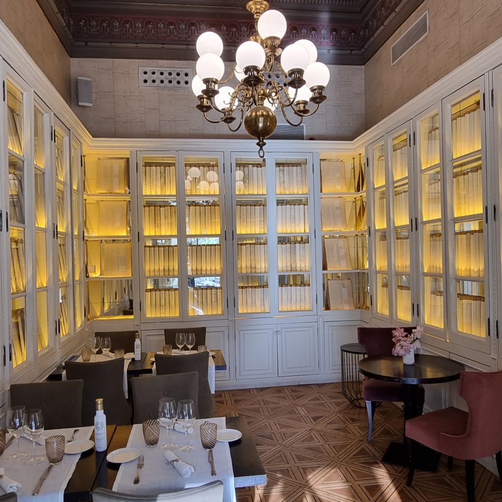 Culinary Elegance: A blend of modern and historic elements sets the tone for an exceptional dining atmosphere.